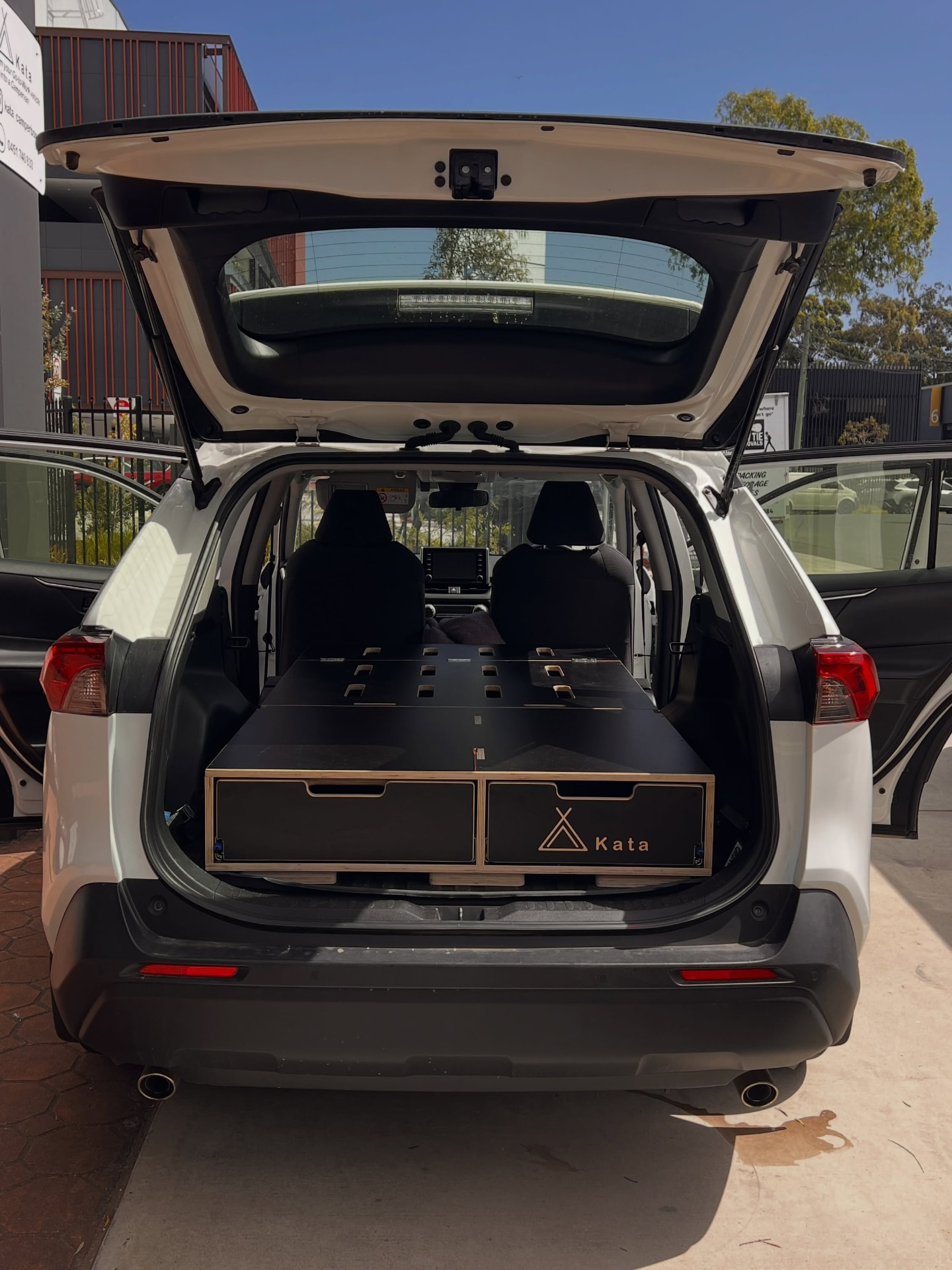Mobilier et tiroirs Kata Camperbox installés dans le coffre d’un véhicule