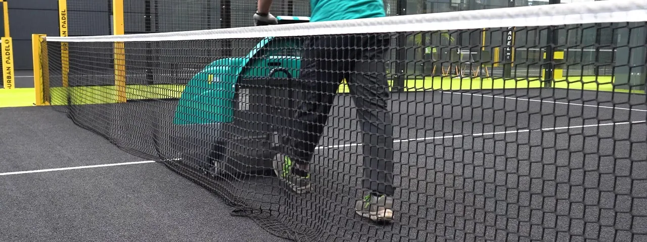 Machine Eureka Kobra en cours de nettoyage sur un terrain de padel